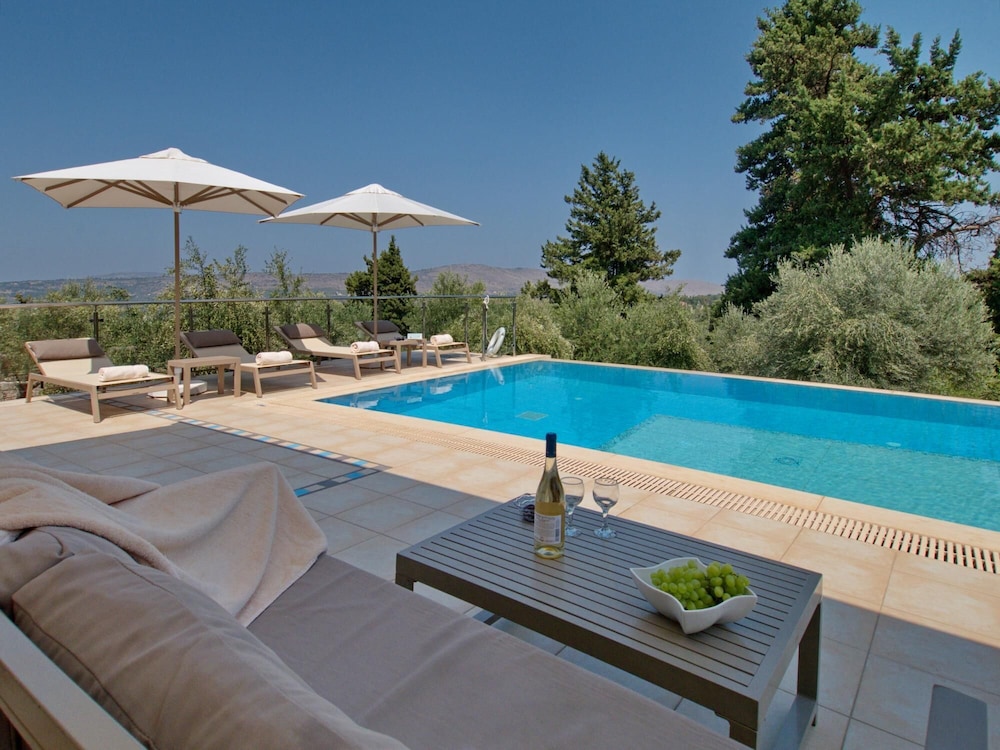 Villa Olivia in Vrises — 4-Star Luxury Hotel in Georgioupolis, Greece