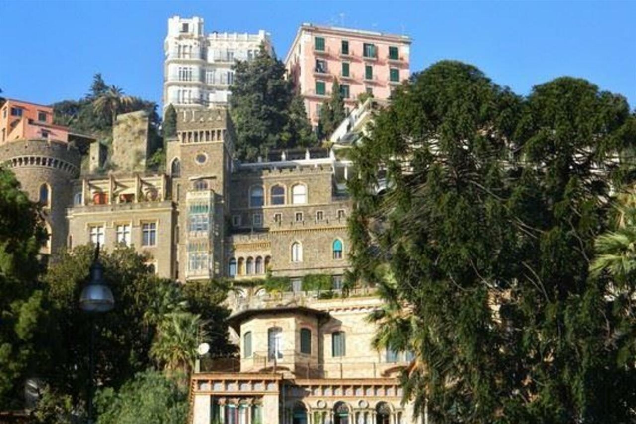 Amedeo Square - carbon neutral hotel in Naples