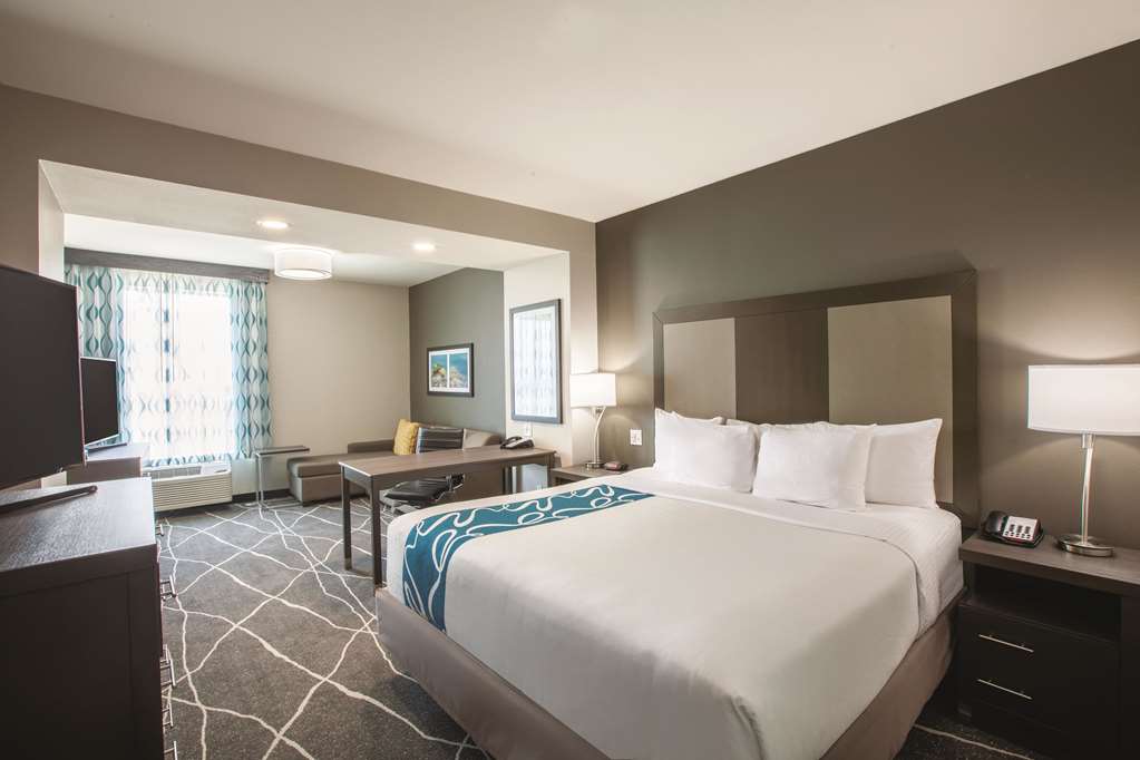 La Quinta Inn & Suites by Wyndham Tulsa Broken Arrow - photo 17
