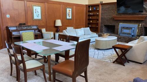 Southern Large Lake Front Custom Estate Sleeps 16 — hotel in Olive Branch