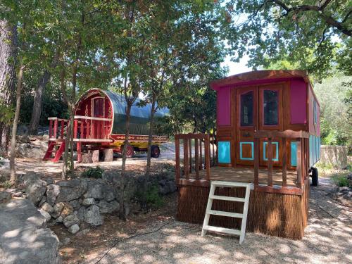 Les Roulottes de Bayama Logement Insolite Avec Jacuzzi — hotel in Mougins