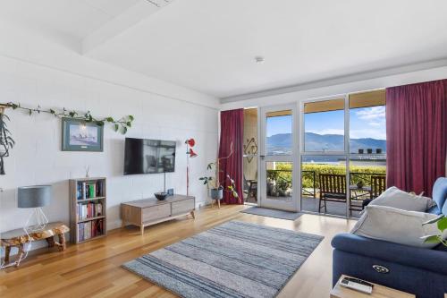 Eastern Shore Escape Panoramic Modern Comforts — Hobart