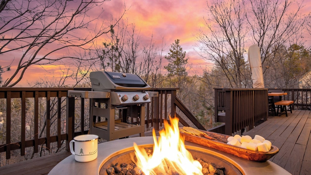 2 Decks Views Firepit Cozy Modern Relaxing Home Blue Spruce by AvantStay — 4-Star Luxury Hotel in North Shore, United States