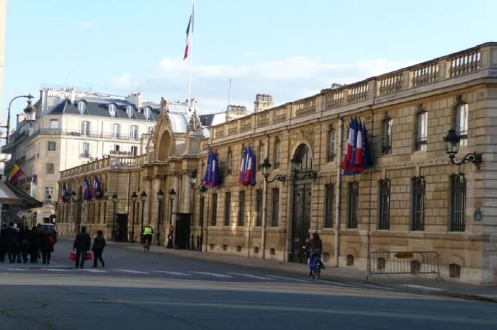 Apartment Penthievre — 4-Star Luxury Hotel in Paris, France