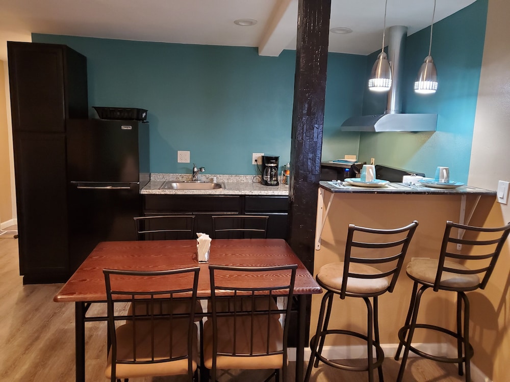 Pinecrest Inn & Suites - photo 14