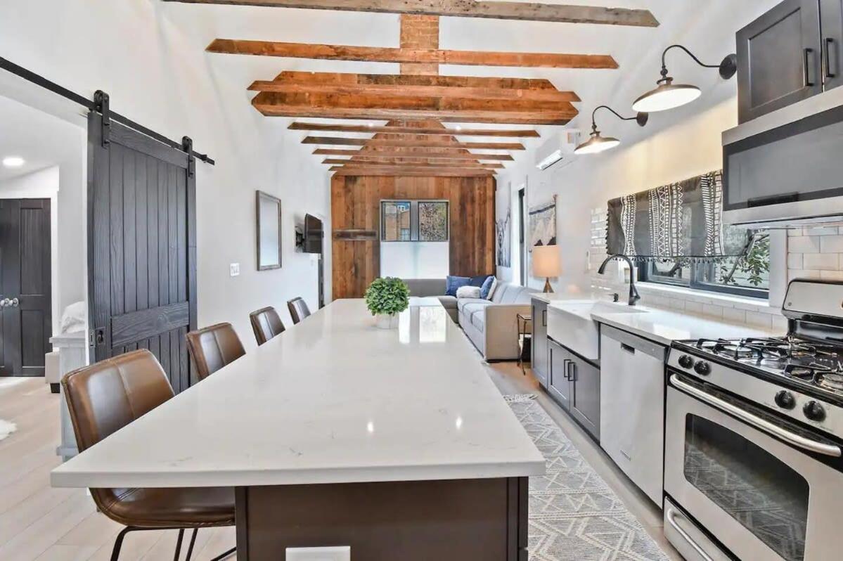 6 BDR Dual Downtown Homes Walk to Chairlifts — 4-Star Luxury Hotel in Bridgeport, United States