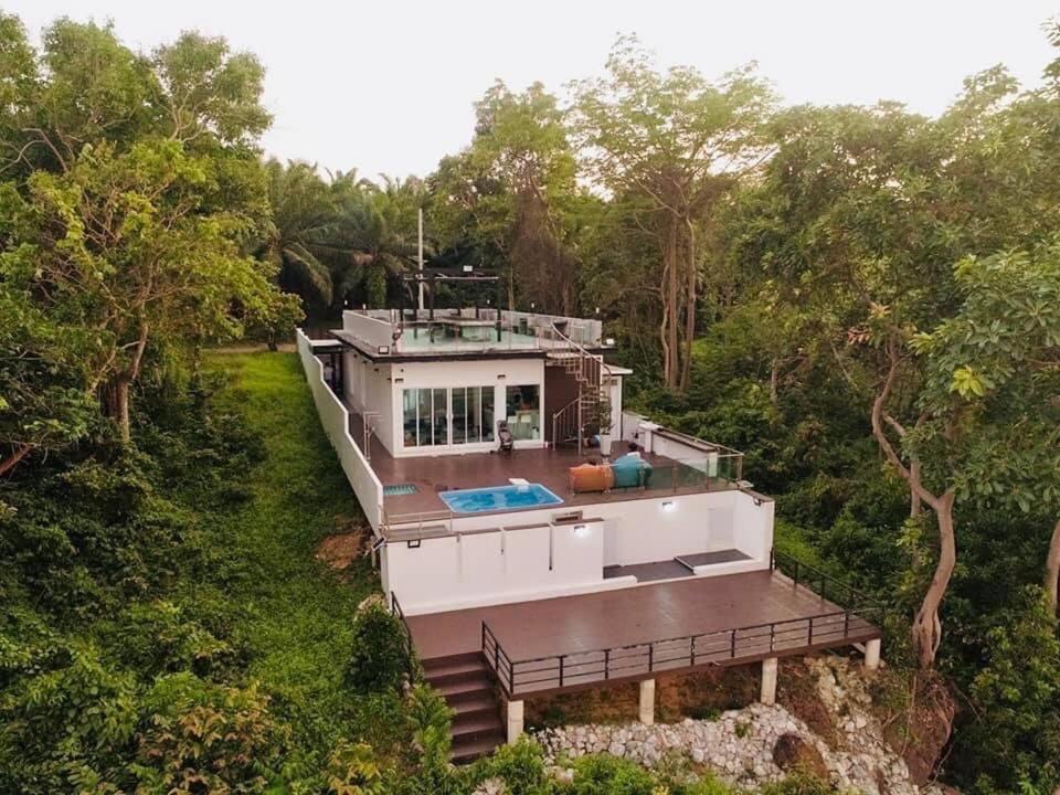 The Munique Cliff House Chumphon private jacuzzi with beach views — 4-Star Luxury Hotel in Chumphon, Thailand
