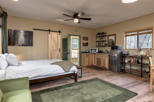 Little House in the Big Woods — 4-Star Luxury Hotel in Forest Ranch, United States