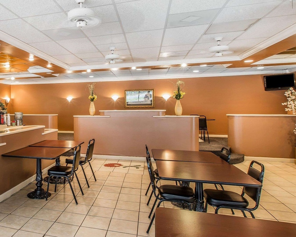 Econo Lodge Douglas - photo 45