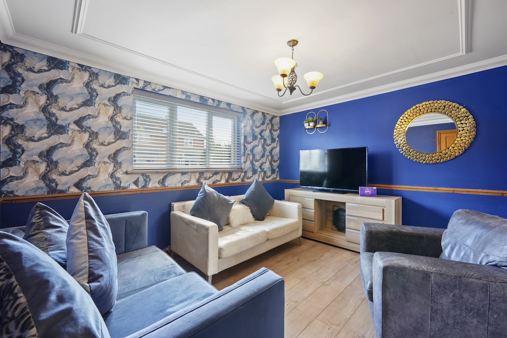 Detached House in Ashford with Free Parking and Hot Tub Sleeps 10 — 4-Star Luxury Hotel in Ashford, United Kingdom