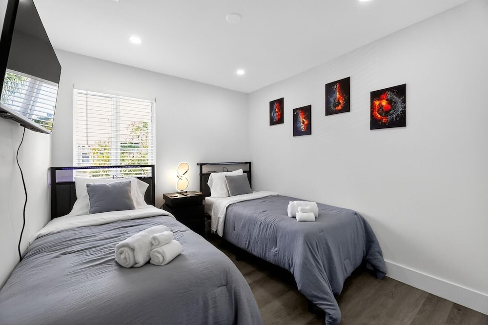 3 BDR Guitar House Walk to Casino located close to EVERYTHING in Hollywood, United States
