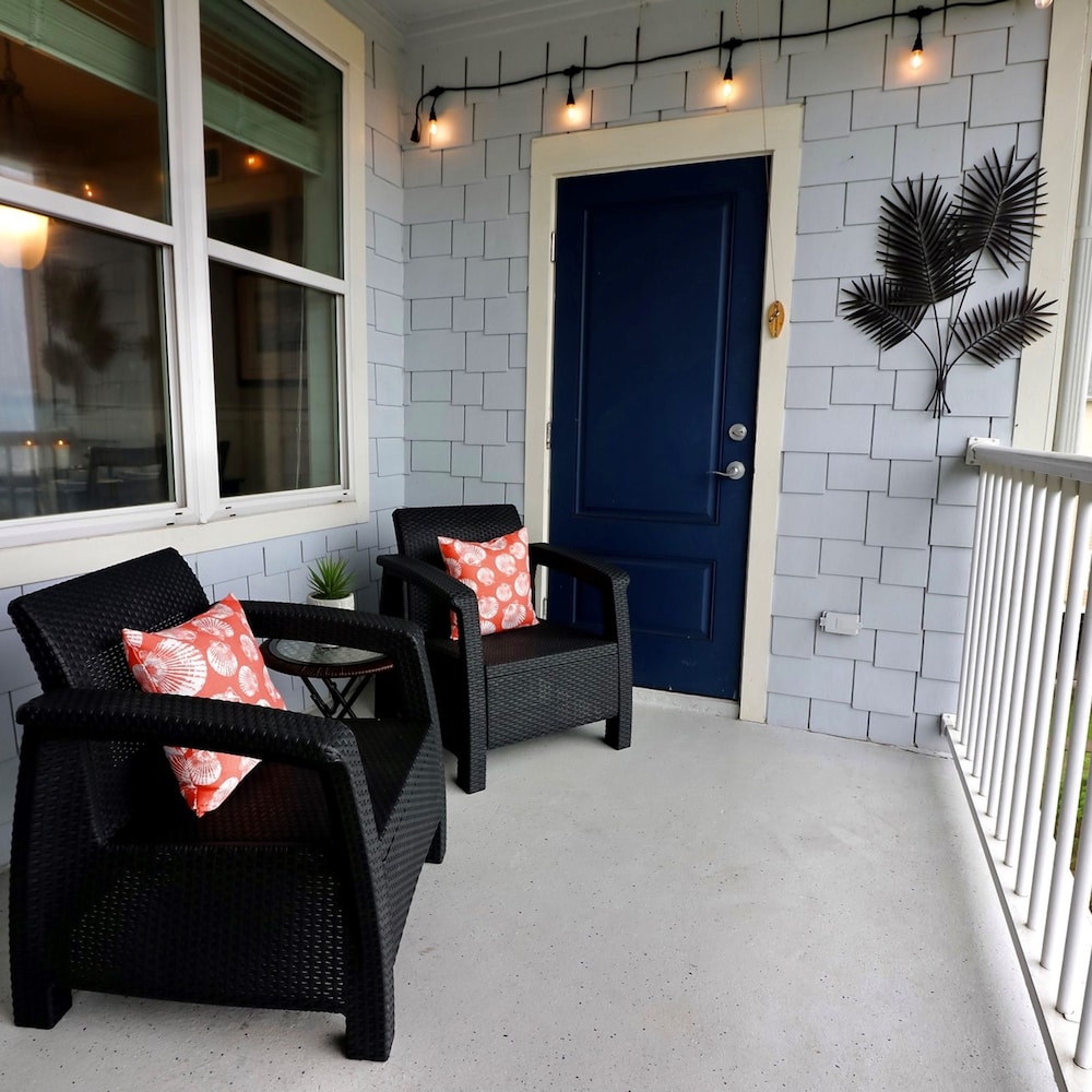 Resort Living on the Bay 2 bed 2 Bath Gorgeous Views Heated Infinity Pool Beach Access Galveston - photo 6