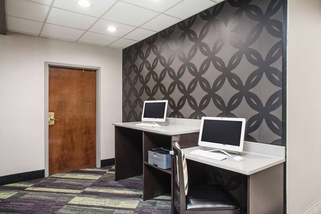 La Quinta Inn & Suites by Wyndham Clearwater South - photo 34