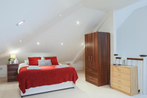 Finchley Central Spacious 3 bed triplex loft style apartment — 4-Star Luxury Hotel in Hendon, United Kingdom