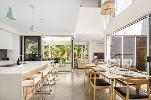 Mount Coolum Beachfront Abode with Private Rooftop — hotel in Yaroomba