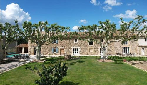 Provencal farm with heated pool in Lamanon near Aix en Provence 12 people pet-friendly hotel Lamanon