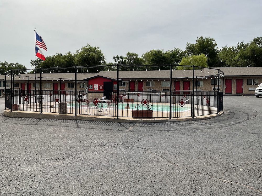 Glen Rose Inn and Suites - photo 4