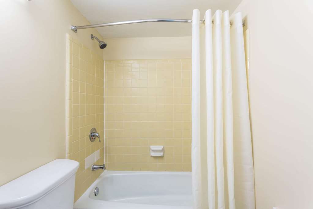 Howard Johnson by Wyndham Virginia Beach At The Beach - photo 11