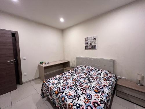 Private room with bathroom in Balluta Bay Shared Flat in San Giljan, Malta