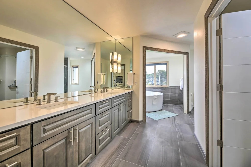 Luxurious Newport Estate w Spa & Lighthouse Views - photo 20