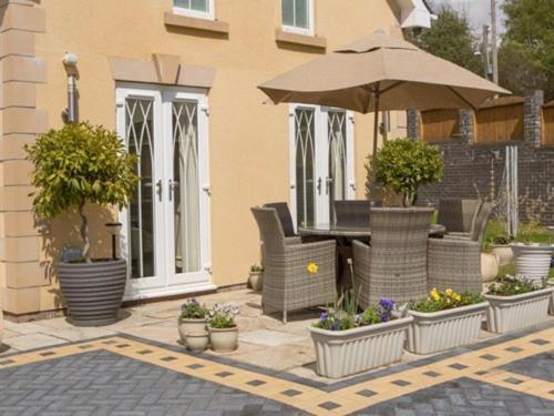 Queen Bee & B — 5-Star Luxury Hotel in Merthyr Tydfil, United Kingdom