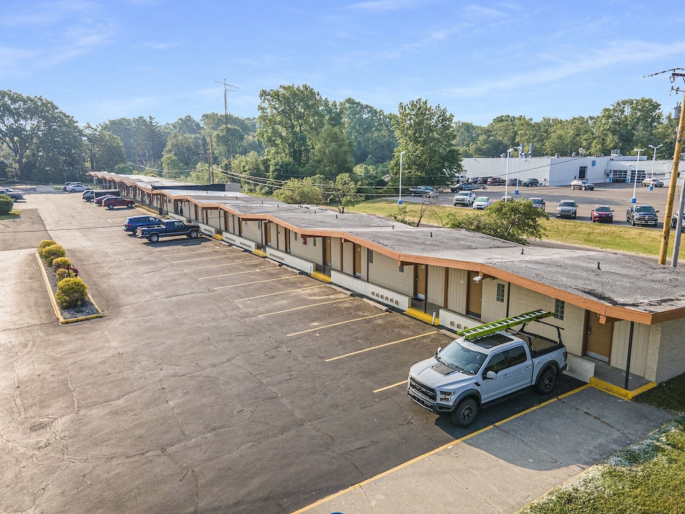 Great Lakes Inn and Suites - photo 19