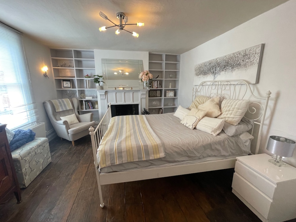 Housesleeps7 parking garden fireplace beachnearby in Wareham, United Kingdom