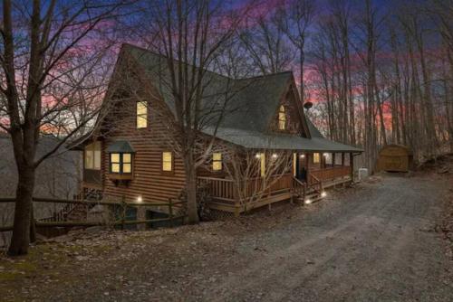 Firefly Lodge hot tub games mountain views — 4-Star Luxury Hotel in Bryson City, United States
