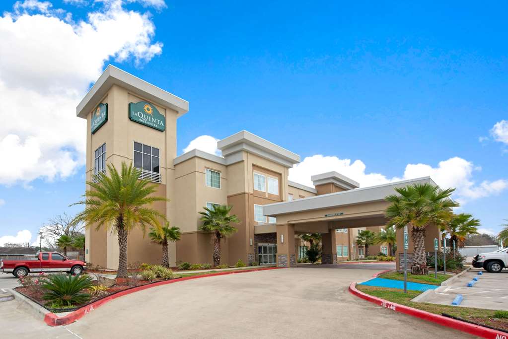 La Quinta Inn & Suites by Wyndham Lake Charles Westlake - photo 2