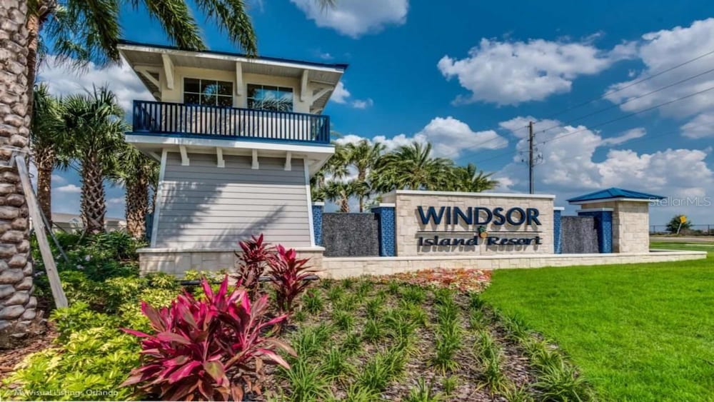 Relaxing Getaway With Private Pool & Lake View — 4-Star Luxury Hotel in Davenport, United States