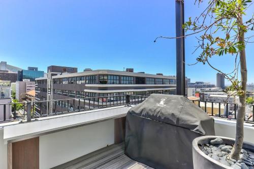 Upmarket East City Apartment w views