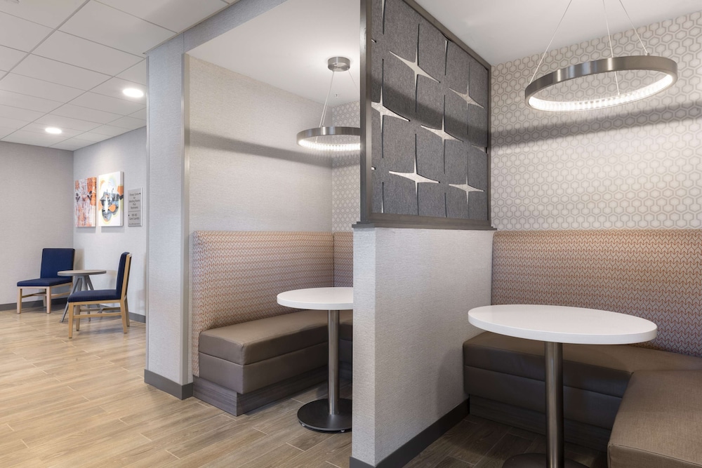 Hampton Inn & Suites St. Charles Old Town Area - photo 16