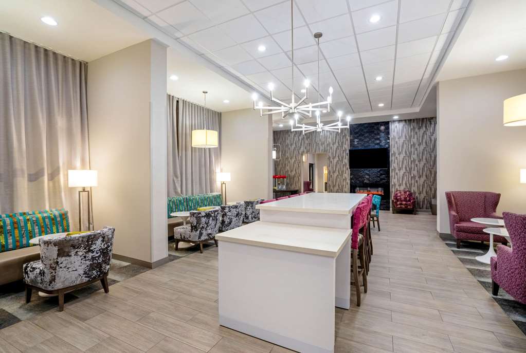 La Quinta Inn & Suites by Wyndham Columbus MS - photo 7