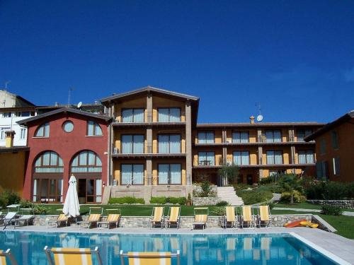 Residence Corte Ferrari Ciao Vacanze — 4-Star Luxury Hotel in Moniga Del Garda, Italy