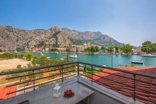 AP MIRKO 3 bedrooms apartment in city center — 4-Star Luxury Hotel in Omis, Croatia
