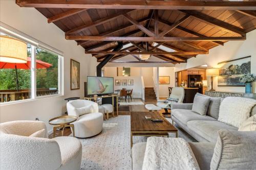 Starry Nights River Wineries Huge Fenced Yard in Forestville, United States