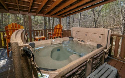 Bear Hiney Hideaway - carbon neutral hotel in Sevierville