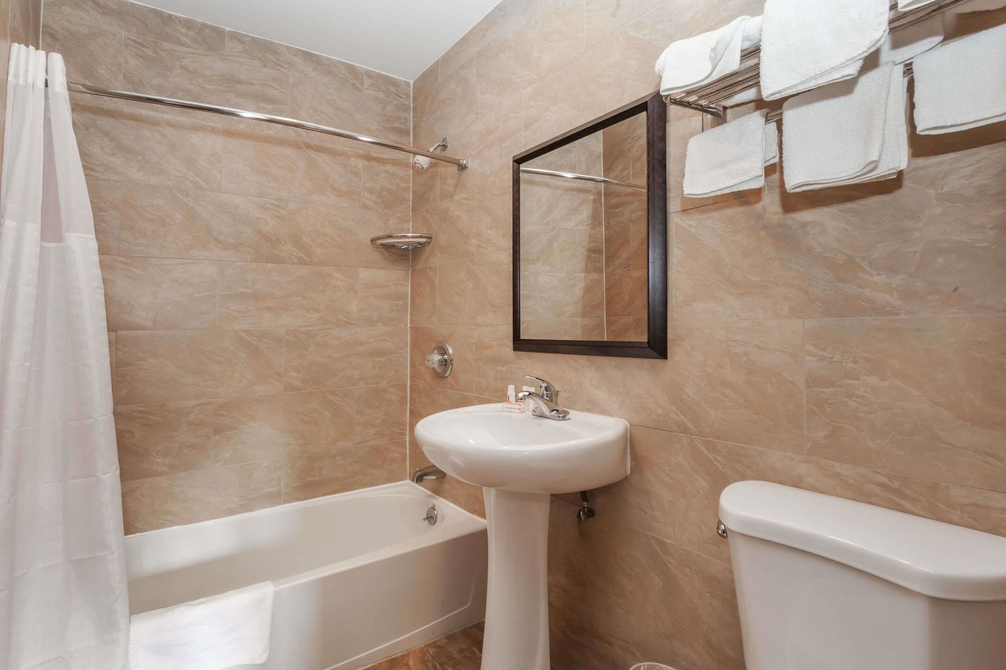 Travelodge by Wyndham Jersey City - photo 16