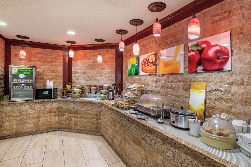 Quality Suites Addison Dallas - photo 42