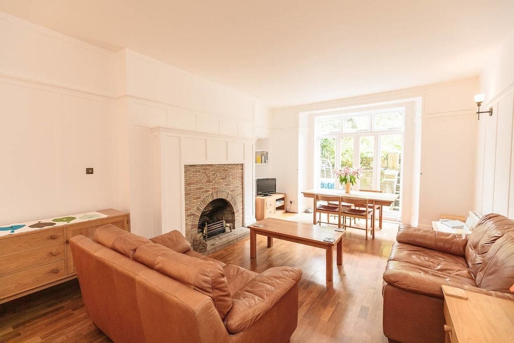 Beautiful West End Flat With A Private Garden — 4-Star Luxury Hotel in Edinburgh, United Kingdom