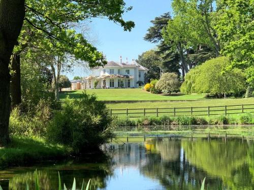 Denham Mount - carbon neutral hotel in Uxbridge