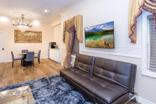 Spacious 2BR with Kitchenette and Dining in Beverly Hills — 4-Star Luxury Hotel in Los Angeles, United States