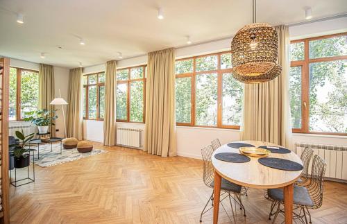 Cozy 1BR Apartment By Wehost — 4-Star Luxury Hotel in Tbilisi, Georgia