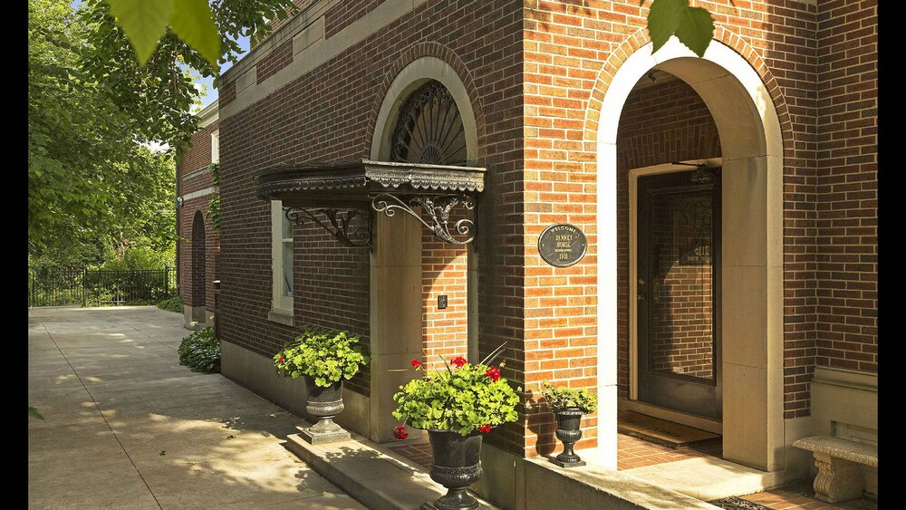 Luxury Whittier Mansion 3rd Floor Suite — 4-Star Luxury Hotel in Minneapolis, United States