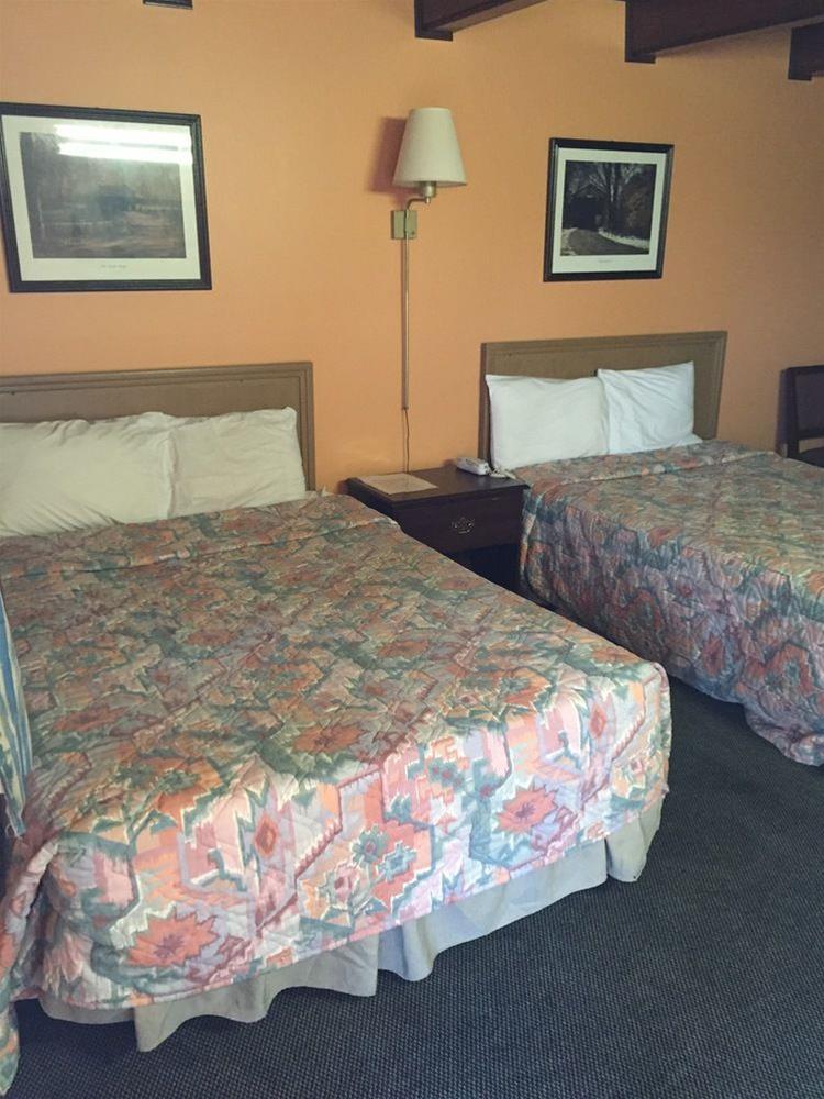 B & J Motel - photo 11