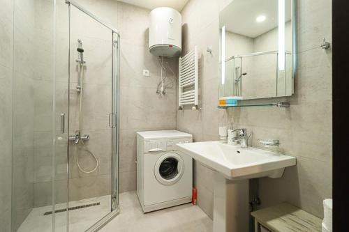 Stylish 3BR Apt near Mziuri Park By Wehost