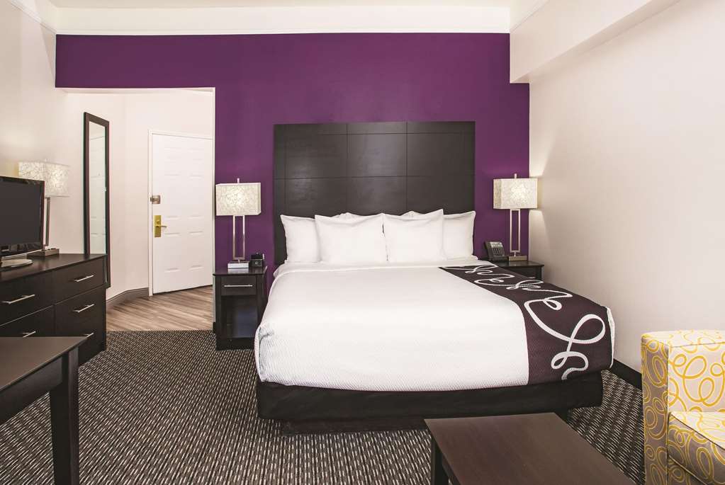 La Quinta Inn & Suites by Wyndham Las Vegas Summerlin Tech - photo 20