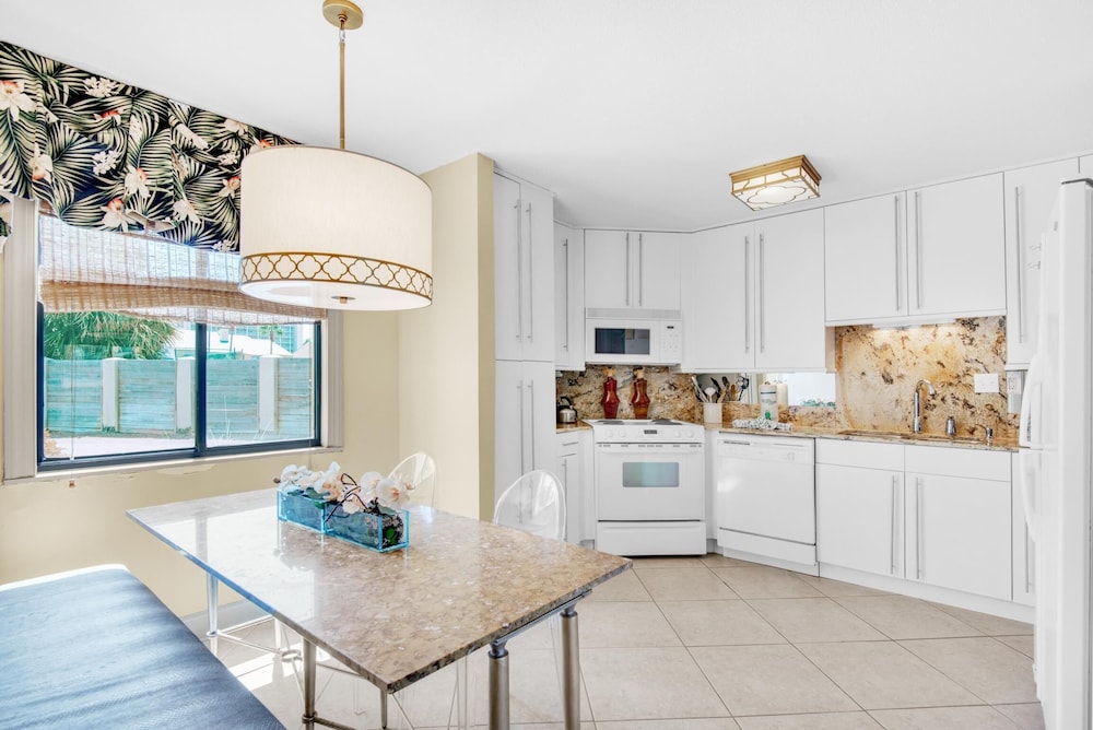 Shoreline Towers Townhouse 4 1 - photo 9
