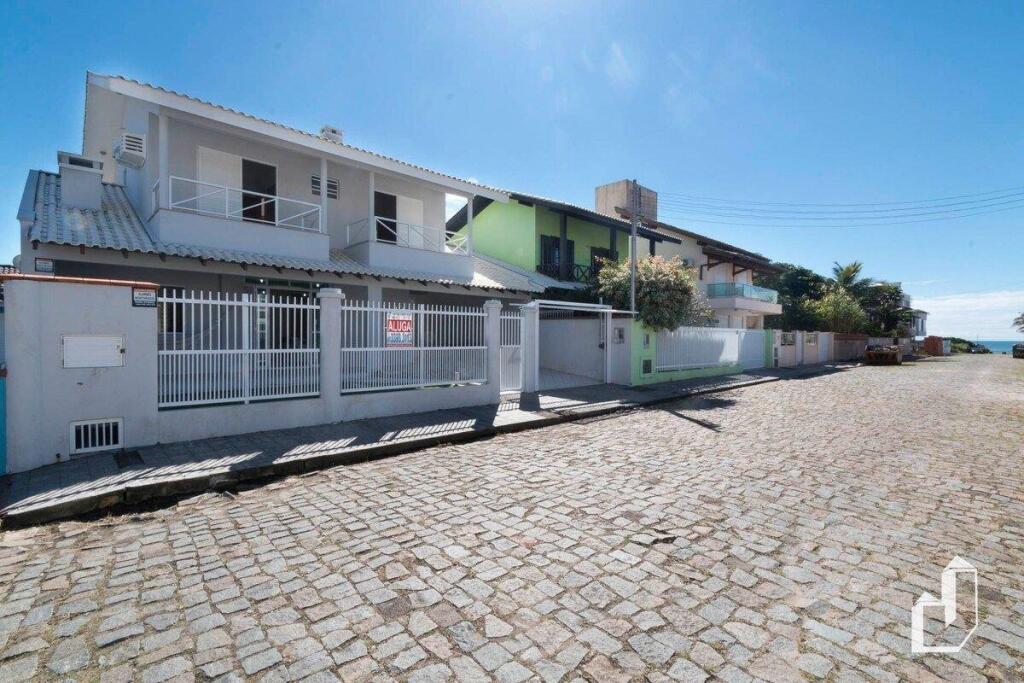 Casa com 05 dormitórios ideal as férias na praia