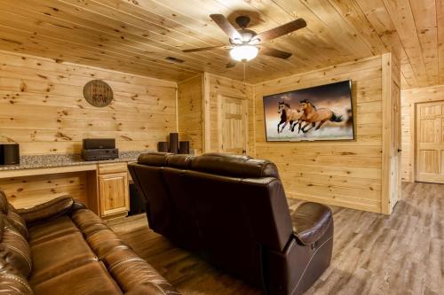 Hidden Retreat Hot Tub Pool Table FREE tickets each paid day Pool Table WIFI - photo 2